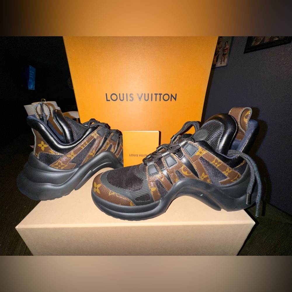 Size 8 black and brown Louis Vuitton shoes - Picture 2 of 2